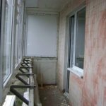 2 façons de faire un balcon avec un plat à emporter - le long du rebord de la fenêtre et de la base de la dalle