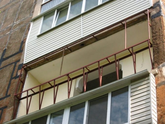 2 façons de faire un balcon avec un plat à emporter - le long du rebord de la fenêtre et de la base de la dalle