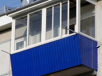 2 façons de faire un balcon avec un plat à emporter - le long du rebord de la fenêtre et de la base de la dalle