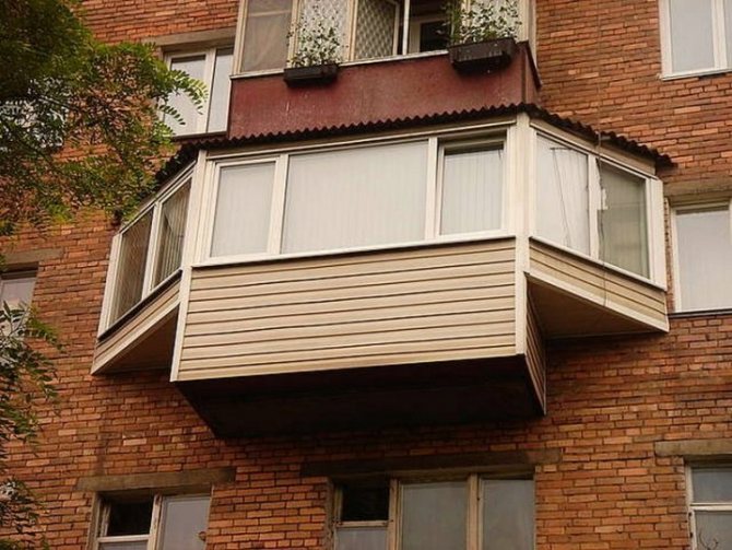 2 façons de faire un balcon avec un plat à emporter - le long du rebord de la fenêtre et de la base de la dalle
