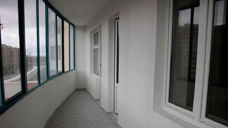 Profilé en aluminium pour vitrage de balcon