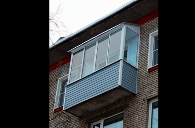 Vitrage en aluminium à Khrouchtchev avec un toit