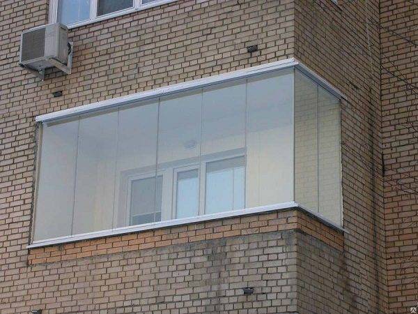 Fenêtres coulissantes en aluminium sur le balcon