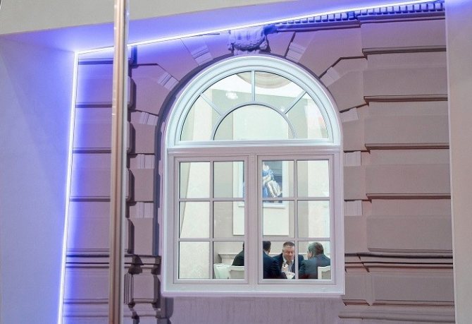Сводест метал-пластмасов прозорец от профила VEKA