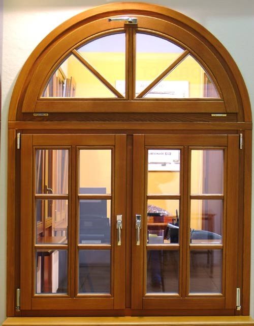 fenêtre cintrée en bois
