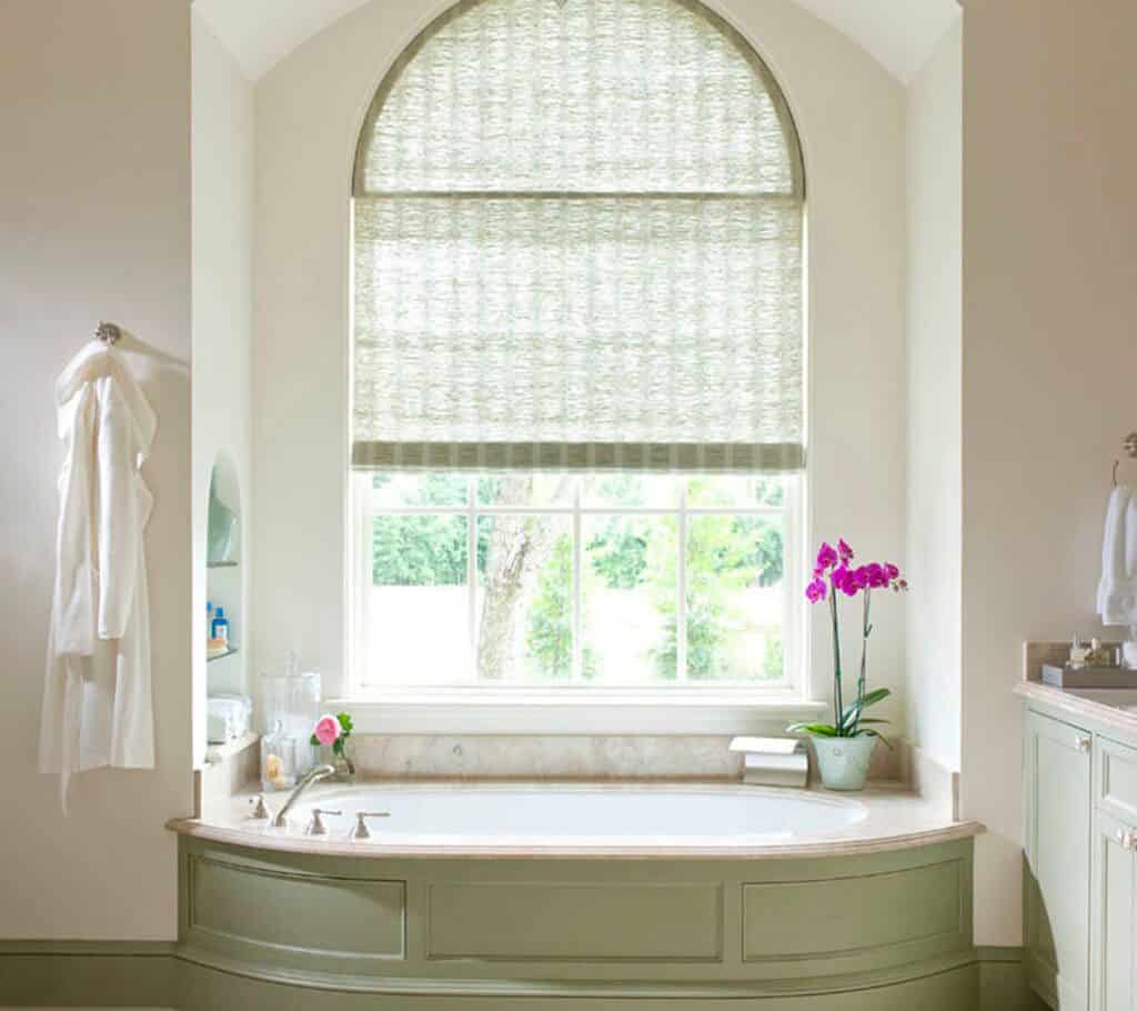 Fenêtre cintrée dans la salle de bain