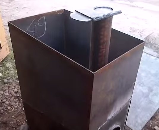 Резервоар за вода и комин с клапан