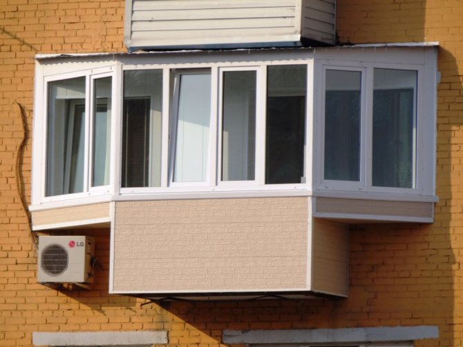Balcon papillon avec extension au niveau du rebord de la fenêtre