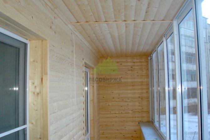 maison de bloc gainée de balcon