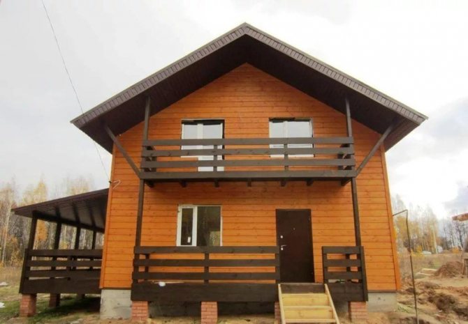 Balkon in einem Holzhaus