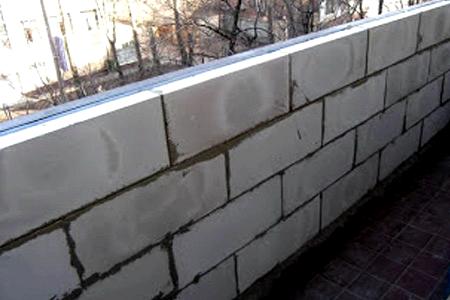 Balkon im Haus der Schaumblöcke