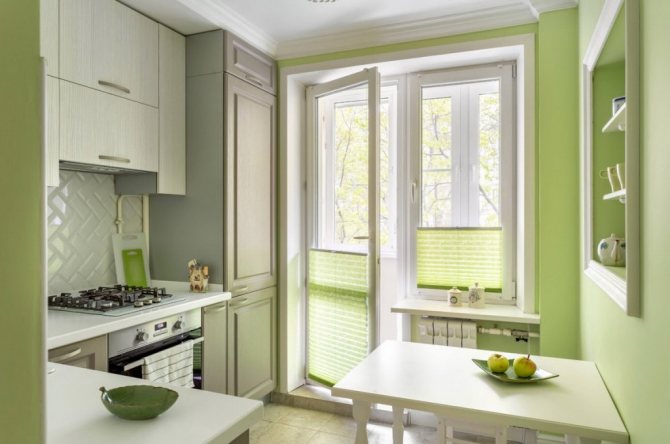 Porte de balcon en PVC à l'intérieur de la cuisine