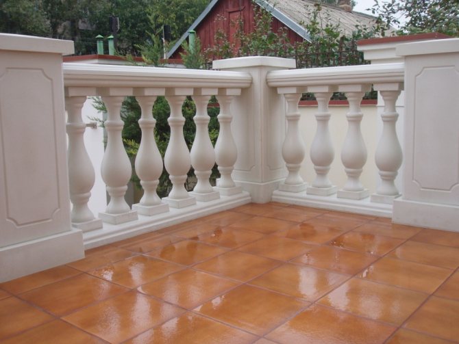 Une balustrade de balcon en pierre ou en brique sera assez massive et stable