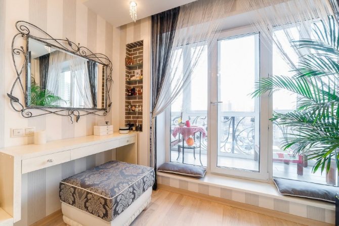 Fenêtre du balcon à l'étage de la chambre