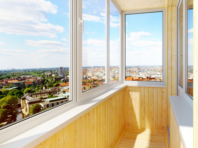 Vitrage de balcon avec fenêtres en plastique