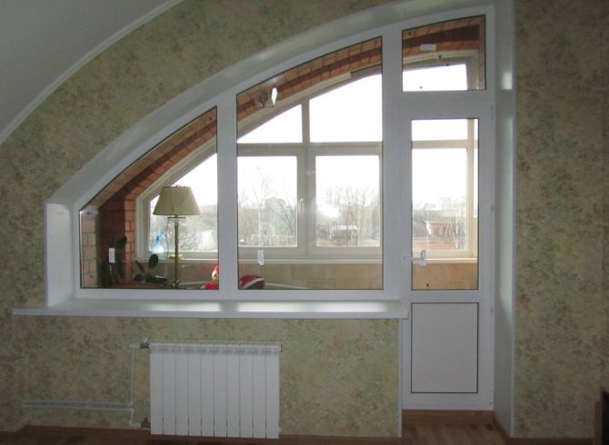 Bloc de balcon dans le grenier d'une maison de campagne