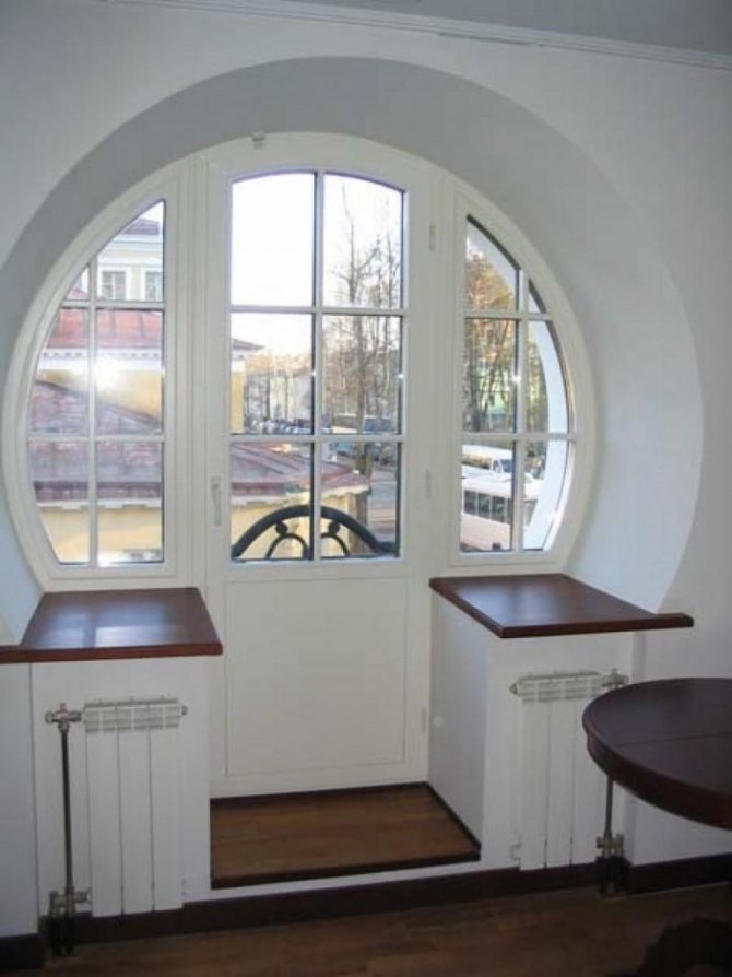 Bloc PVC pour balcon dans une ouverture murale ronde