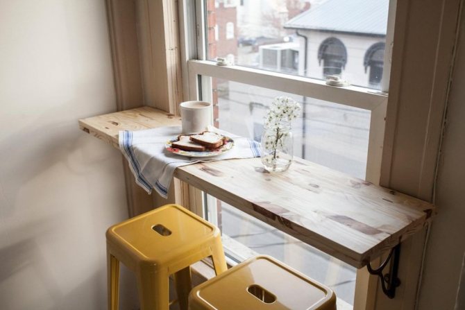 Comptoir de bar depuis le rebord de la fenêtre