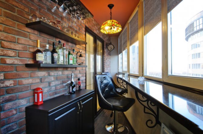 Le comptoir de bar sur le balcon est une solution intéressante et pratique, et il a fière allure