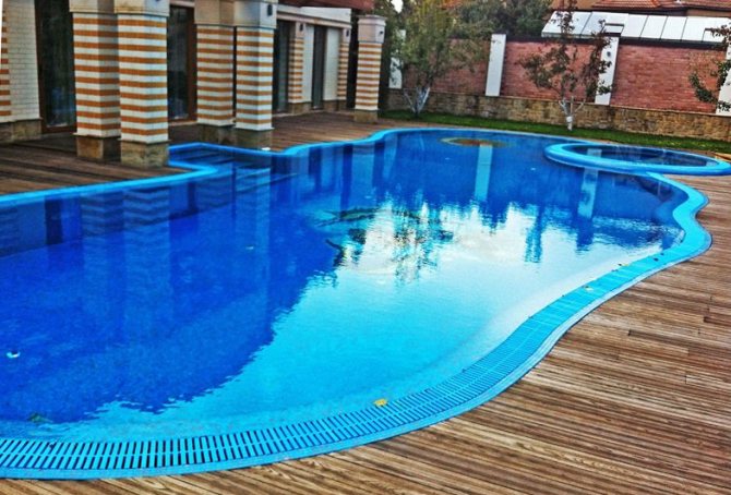 piscine à débordement