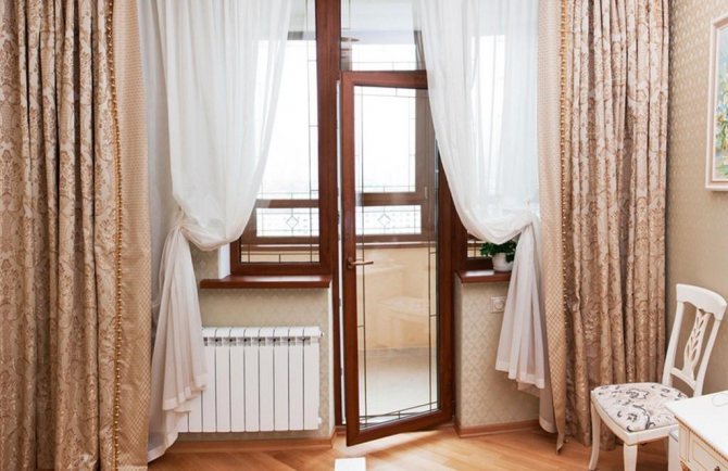 Tulle blanc sur une porte de balcon en bois