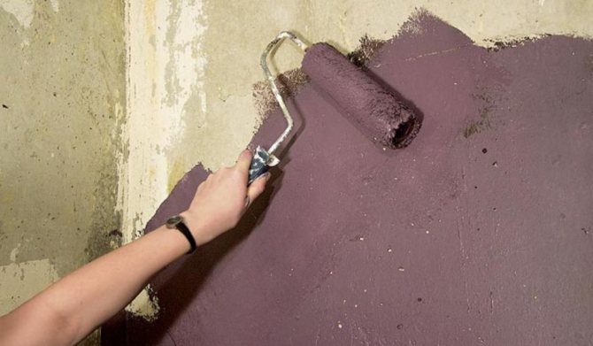 Les murs en béton doivent être nettoyés de la poussière et des débris et soigneusement inspectés pour les fissures, le cas échéant, puis ils doivent être scellés avec du mortier de ciment