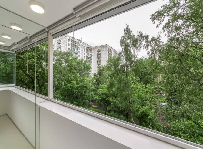 Le vitrage sans cadre ne convient que pour les balcons froids