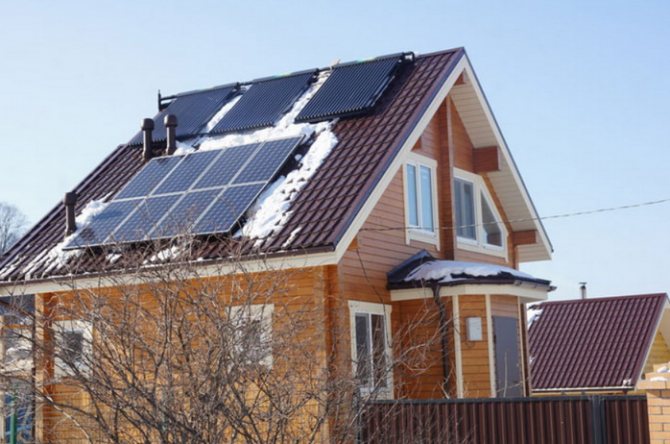 Grand système solaire sur le toit