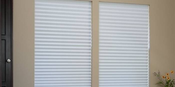 Cortinas de papel plissado em janelas de plástico