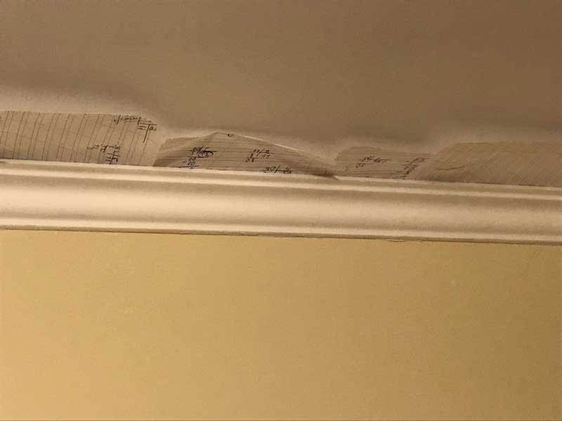 Papierstreifen zwischen Fußleiste und Decke