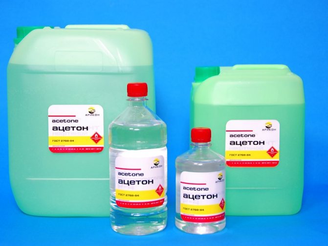 Comment nettoyer une fenêtre en plastique de l'acétone de ruban adhésif