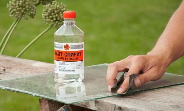 Comment nettoyer la peinture à base d'eau des fenêtres en plastique