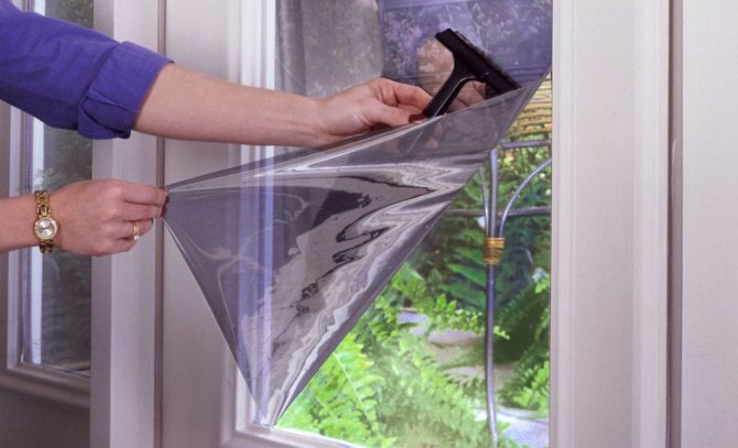 Comment laver le film de protection solaire du verre