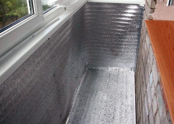 Comment coller une feuille sur du béton