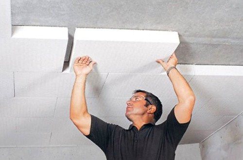 Comment coller de la mousse de polystyrène sur un plafond en béton