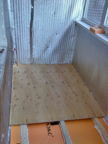 Unterboden aus Sperrholz auf dem Balkon