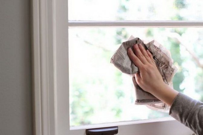 Nettoyer la fenêtre avec un journal
