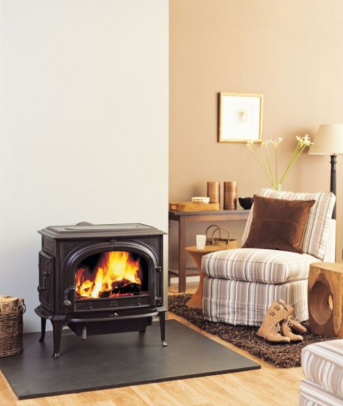 Poêle en fonte Jotul F500 avec raccordement d'air extérieur et fumée de postcombustion