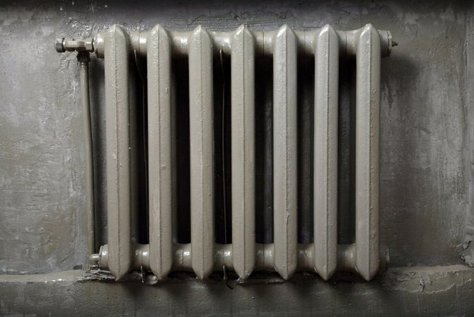 Gusseisenheizkörper können in jeder Farbe lackiert werden, die zum Innenraum passt