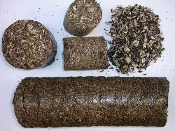 Briquettes cylindriques de balle de tournesol. Ils ne tolèrent pas le transport pire, mais brûlent bien.