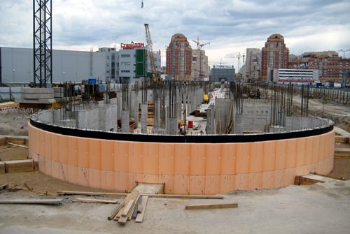 Мазето на бъдещия търговски център е изолирано с плочи Penoplex