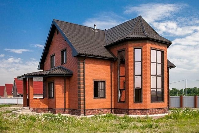 die Farbe der Fenster passend zu den Metallfliesen des Hauses