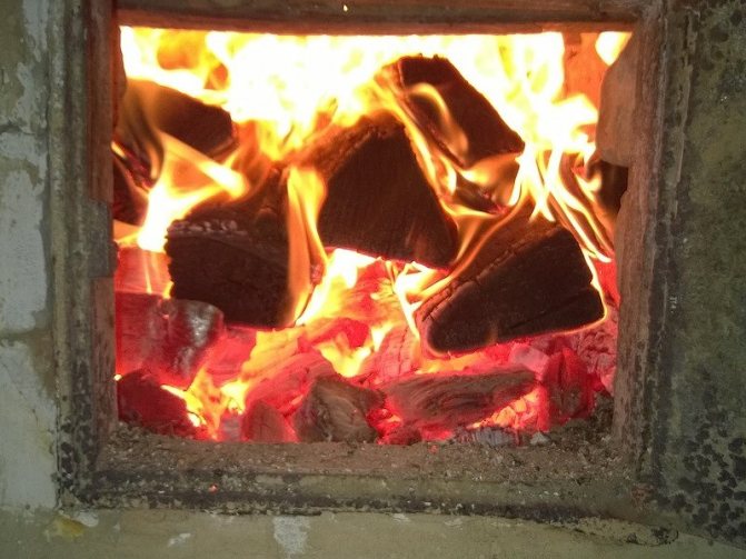 Die Farbe der Flamme im Feuerraum muss korrekt sein