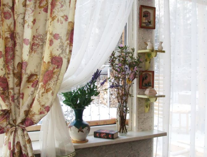 Imprimé floral sur rideau de style provençal
