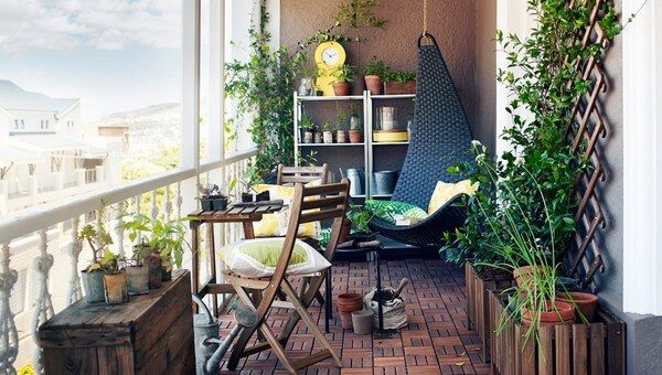 fleurs sur le balcon ouvert