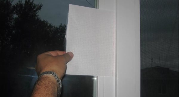 Auch bei erhöhter Schlagfestigkeit muss das Papierblatt zwischen Rahmen und Flügel bleiben