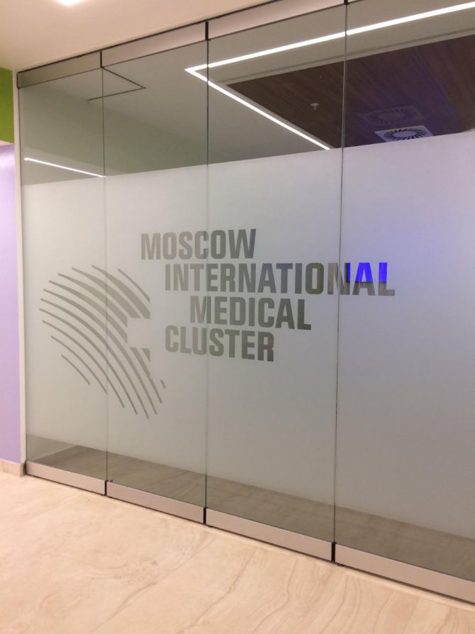 Tingimento de vidro decorativo em Moscou