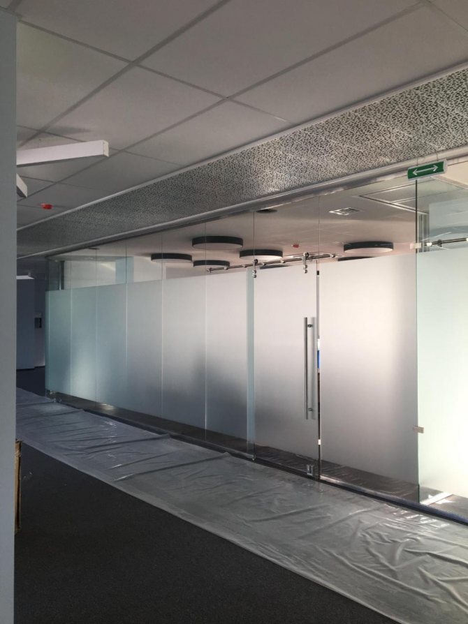 Tingimento de vidro decorativo em Moscou
