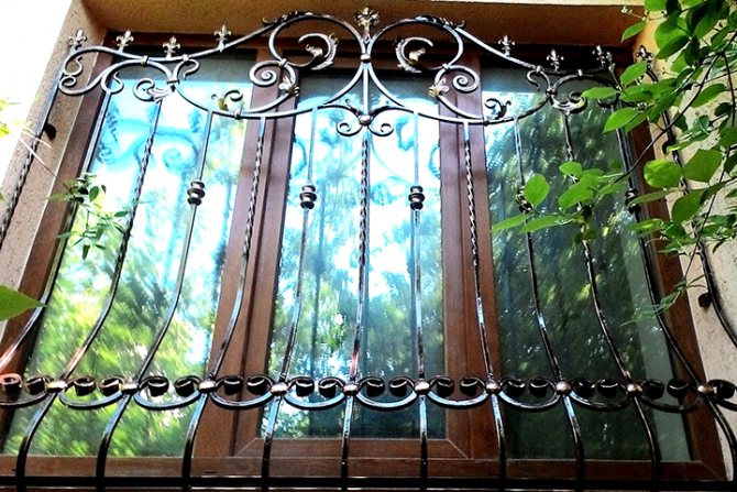 Grille décorative et de sécurité pour fenêtres en plastique