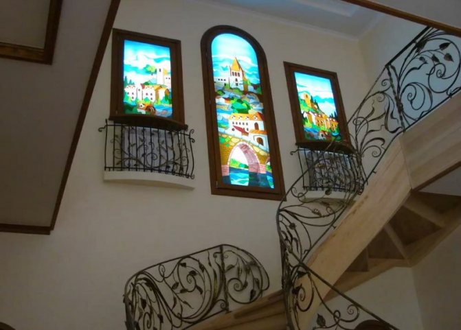 Décorer le mur de l'escalier avec des fenêtres d'imitation